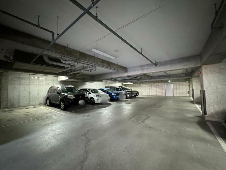 駐車場 地下1階の駐車場。盗難やいたずらの被害が起こりにくく、屋根があるので車が汚れにくいのが嬉しいポイントです。駐車場内は整然としていてとてもきれいです。防犯対策もあるので安心ですね。