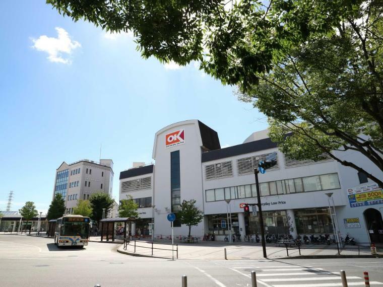スーパー オーケー港北店（関東圏を中心にコスパの良い商品を取り扱うと話題のお店。700台以上停められる大型の駐車場があります。）