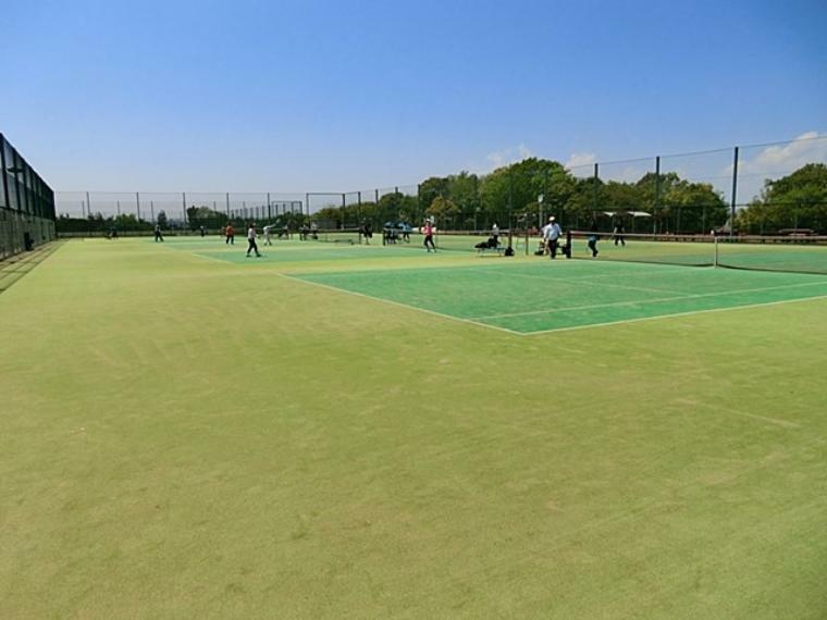 公園 都田公園（テニスやサッカーを楽しむことができる清潔感あふれる明るい公園です。）