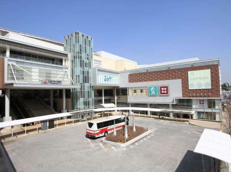 たまプラーザ駅 （東急田園都市線）（「渋谷」駅へ急行利用で約20分。周辺はおしゃれな住宅街として知られています。）（約3,800m）