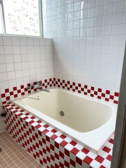 広々としたお風呂で、日々の疲れを癒しましょう。 赤と白のタイルが可愛いです。