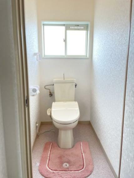 天井が高く、窓があり換気もしやすいトイレです。