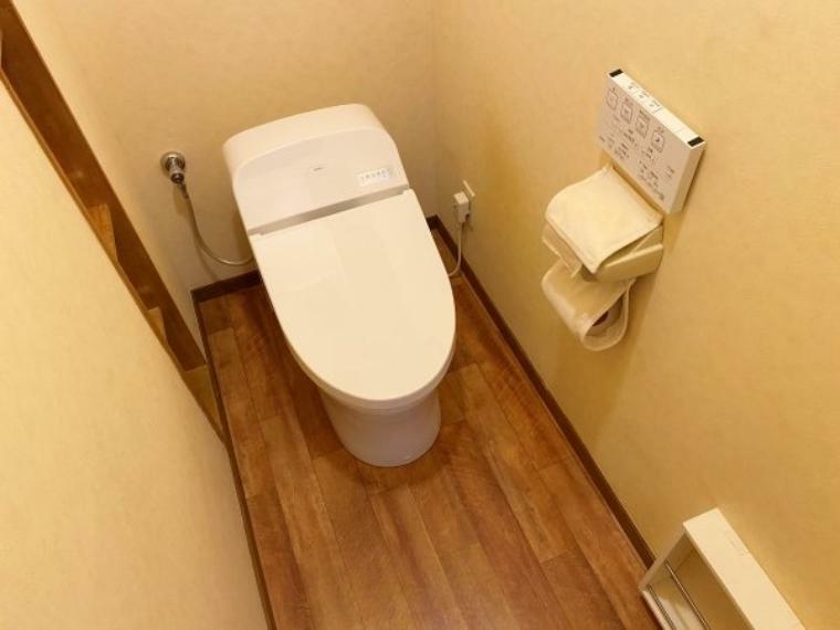 トイレ 綺麗にお使いのトイレ部分、上部には吊戸棚がございます