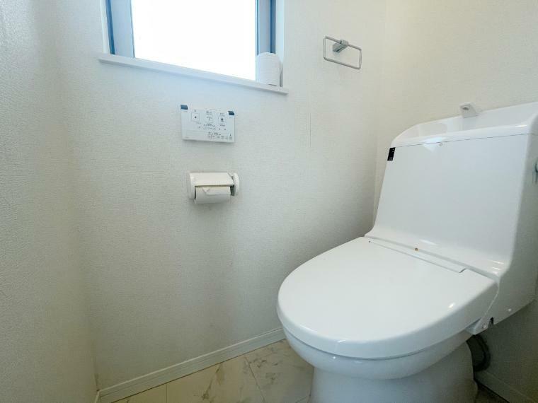トイレ ウォシュレット機能付きの清潔感のあるトイレ。