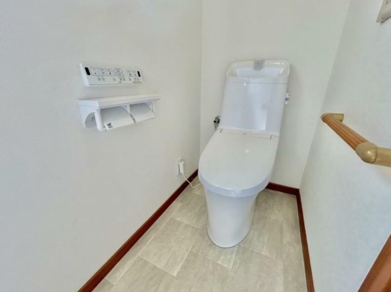 節水型でエコなトイレには、今では当たり前のウォシュレット付き。便座を温める機能もついていて、居心地良くてトイレから出られなくなるかも！換気用に換気扇はもちろん、窓も着いているので常に快適ですね