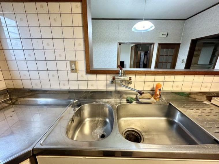キッチン こちらのキッチンはダブルシンク。片方のシンクに水を張って食器のつけおき洗いや野菜を洗ったりできます。また、洗った食器の乾燥スペースに使用する、ふたりで洗い物ができるなど家事効率があがりますよ。