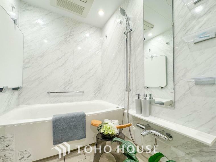 浴室 上質が感じられる設備とカラーリングで、清潔な空間美を実現。