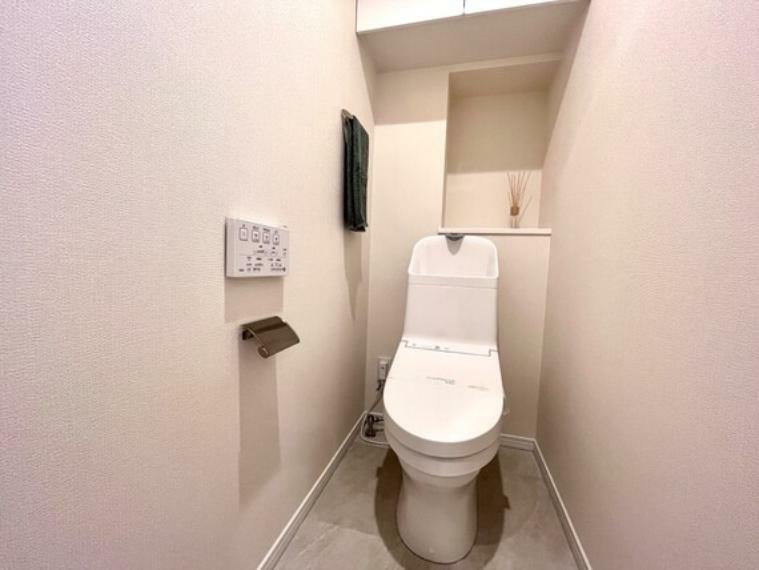 トイレ 収納が設置された清潔感のあるトイレスペースです！