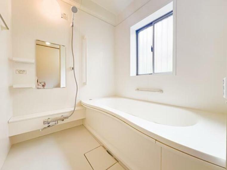 浴室 バスルームは、1日の疲れを取り、心身を癒すことができる場所。住まいの中のリラクゼーション空間です。バリアフリーの手すり付きです。室内（2024年5月16日）撮影