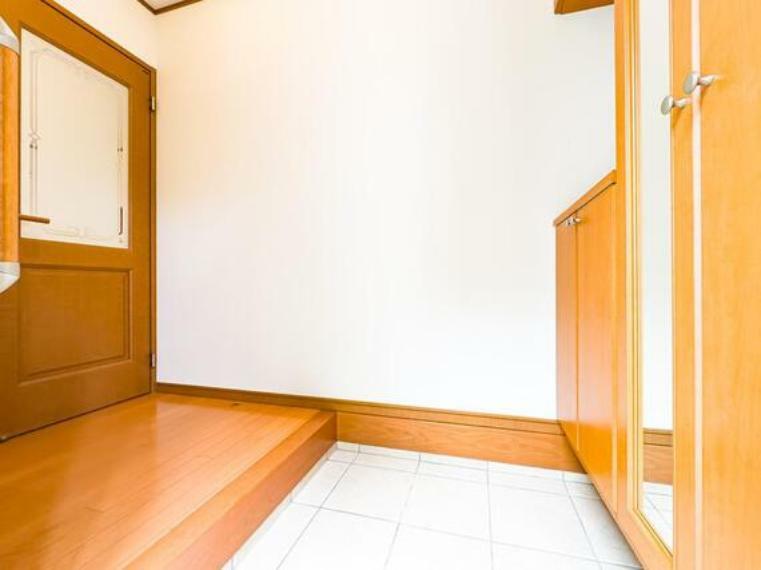 玄関 スッキリとしたシンプルイズベストな玄関スペース。玄関は1日の始まりと、締めくくりの大切な場所です。現地（2024年5月16日）撮影