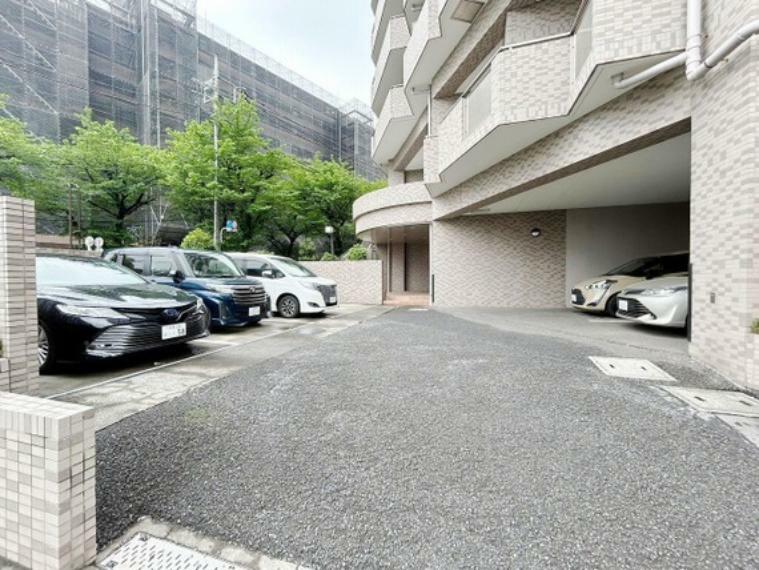 駐車場 お車をお持ちの方には嬉しいゆったりとした駐車スペースを確保いたしました。大きめのお車でも駐車可能です。空き状況はご確認ください。