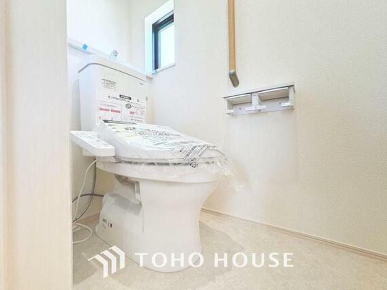 トイレ 「ウォシュレット機能付き」優れた節水効果や汚れが付きにくい便座など、ほしかった機能が揃ったウォシュレット一体型トイレです。収納に便利な吊戸棚を備え付けています。