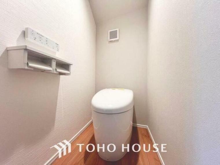 「温水洗浄便座付きトイレ」1階と2階に完備されているトイレは快適な温水洗浄便座付です。いつも清潔な空間であって頂けるよう配慮された造りです。