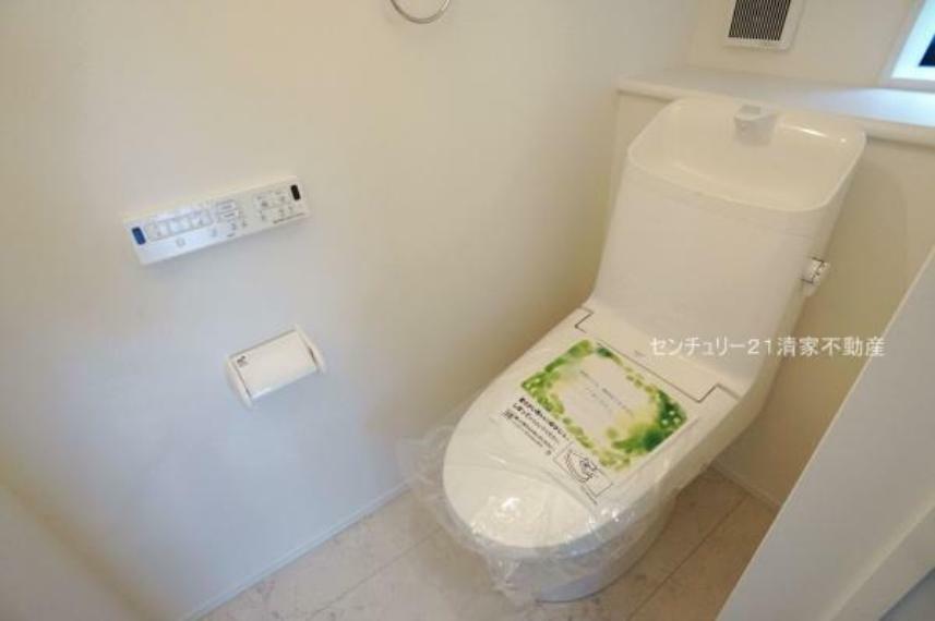 トイレ 1号棟:白を基調とした、清潔感のある水廻りです。（2024年05月撮影）
