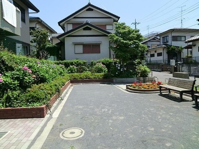 公園 三ツ境第七公園 住宅街に有る小さな公園です。手入れの行き届いた花壇に花や緑が美しい憩いの場です。