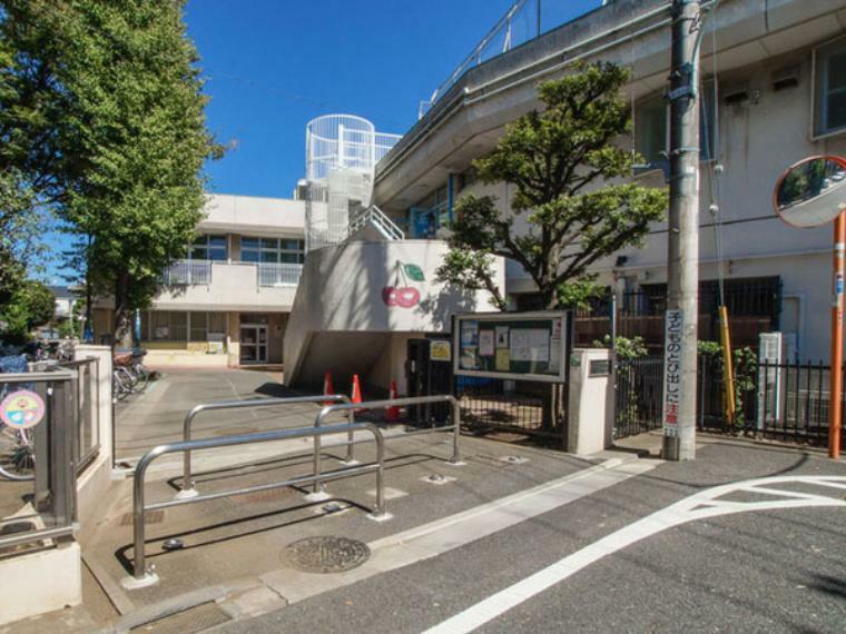 幼稚園・保育園 練馬区立大泉学園保育園 1951年に東京都の認可を得て設立された歴史ある保育園です。大泉学園駅から徒歩6分の距離にあります。