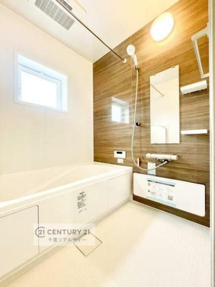 浴室 落ち着きある大人の雰囲気のバスルームは、味が出ていてバスタイムが充実！ お仕事頑張っているご褒美にお好みの匂いの入浴剤を入れて、楽しんでみてはいかがでしょうか？