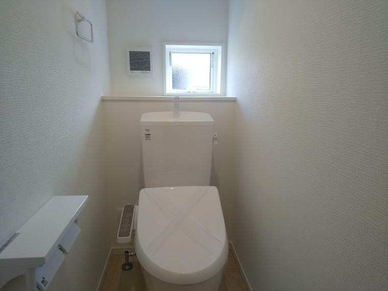 同仕様写真（内観） お手入れしやすいシンプルデザインのトイレは1階・2階共に完備しております。 ストック品をそれぞれ管理しやすい壁面収納棚の設置がございます。 （同形状・同仕様となります）
