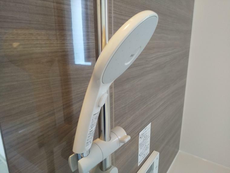 同仕様写真（内観） シャワーヘッドは手元で止水操作が可能な節水タイプです。 （同形状・同仕様となります）