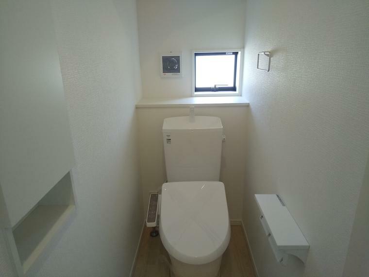 同仕様写真（内観） お手入れしやすいシンプルデザインのトイレにはストック品を管理しやすい壁面収納棚の設置がございます。 （同形状・同仕様となります）
