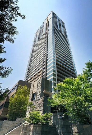 外観写真 赤坂二丁目の高台に佇むランドマークタワー。洗練された街並みと都心の利便性を享受した暮らしが叶います。