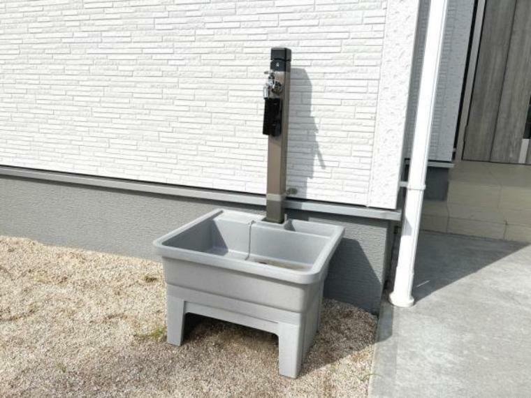 屋外に、洗車やガーデニングに便利な外水栓がございます。