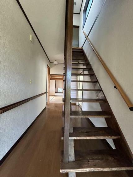 玄関 【リフォーム中】階段の写真です。階段はフローリング材やベニヤ板等で蹴込を作り安全性も向上させます。