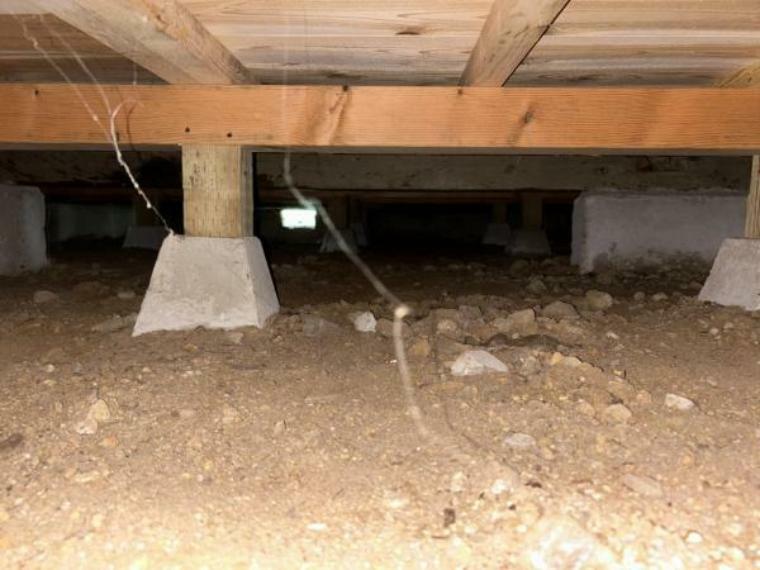 構造・工法・仕様 【リフォーム中】床下の写真です。シロアリ被害に備え防蟻工事も行います。