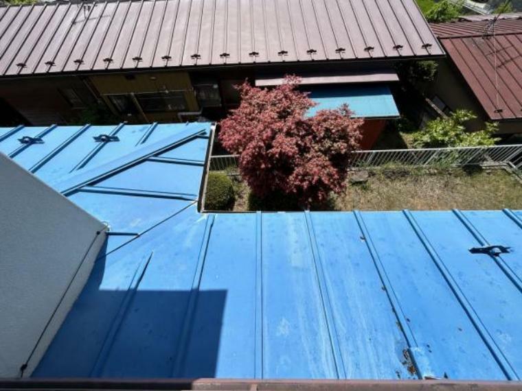 構造・工法・仕様 【リフォーム中】屋根の写真です。外壁屋根の塗装を行います。塗装を行うとイメージがすっかりと変わります。