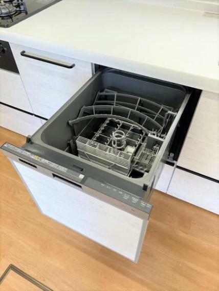 キッチン 【リフォーム済】キッチンには食洗機が内蔵されています。家事を助ける便利アイテムですよ。