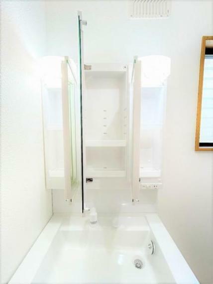 構造・工法・仕様 【リフォーム済】洗面台の三面鏡にはこのような収納がございます。化粧道具や小物等いろいろ収納できて便利です。