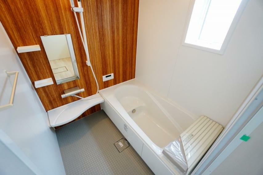 浴室 1日の疲れを癒すくつろぎのバスルーム。足を伸ばしてもゆったりと入れるサイズです。お子様と一緒にお風呂に入っても狭くないですね^^