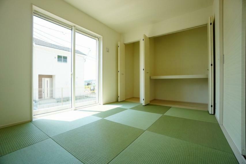 和室 居心地も良い和室は、ワークスペースとしても有効。お仕事を頑張ってちょっと疲れたら、畳に寝転がることもできますね。