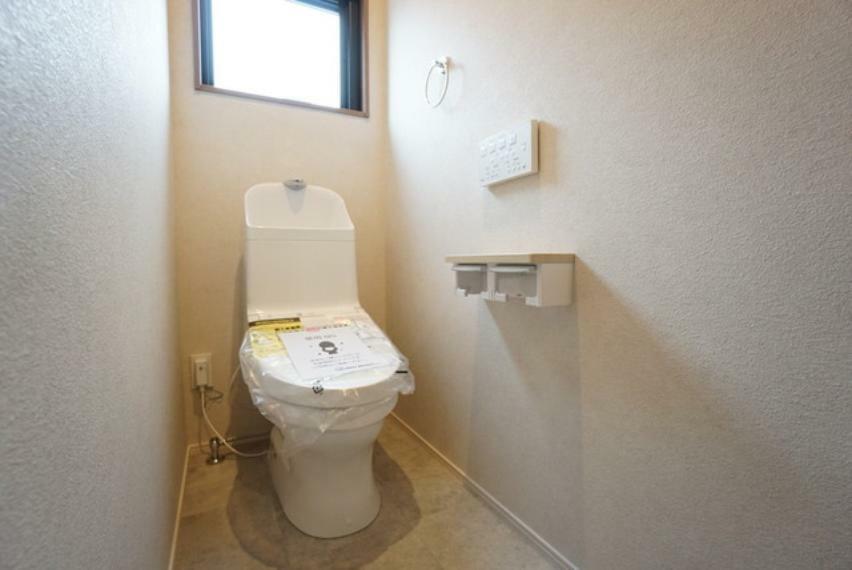 トイレ 2階温水洗浄機付トイレです。トイレは2ヶ所設けられているので、来客時にも気兼ねなく使えますね。