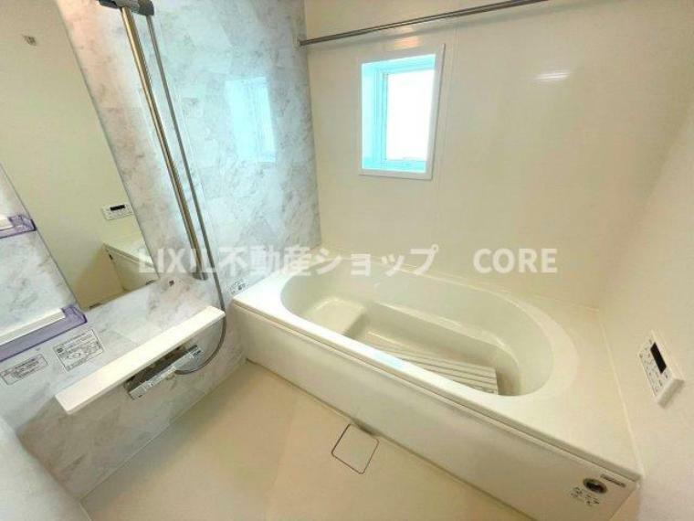 浴室 大きなバスタブがくつろぎの空間を演出。浴室乾燥機能も付いておりますので、雨の日のお洗濯も安心です。
