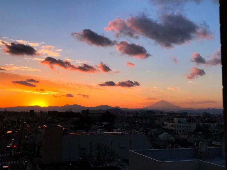 夕焼けに染まる富士山が毎日の風景に。