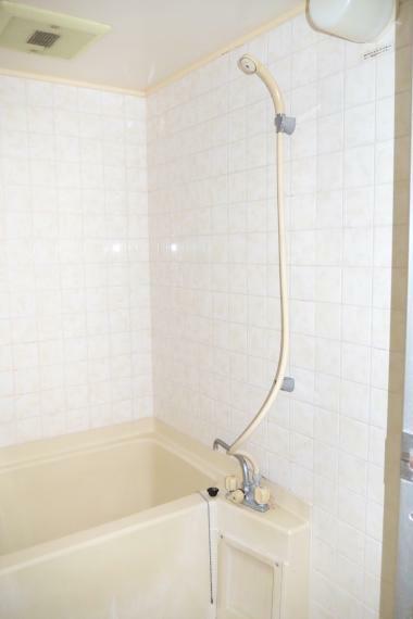 浴室 シンプルな作りのバスルーム。シャワー、洗面室、トイレがそれぞれ独立しているので、忙しい朝でもサッとシャワーを浴びることが出来ます室内（2024年4月）撮影