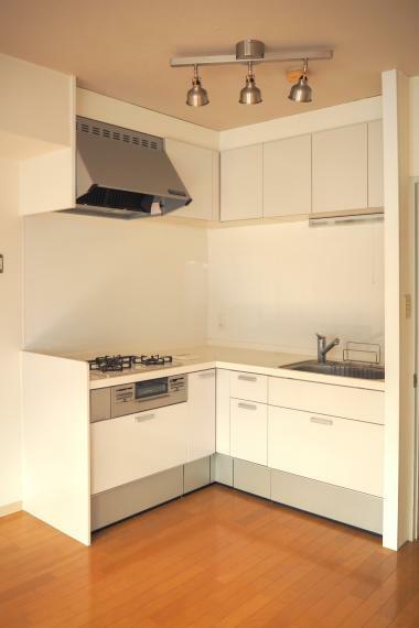 キッチン 2022年にリフォーム済みで清潔感のあるキッチン。 L字型のキッチンは少ない動線で効率的に作業ができる点もGOODです！室内（2024年4月）撮影