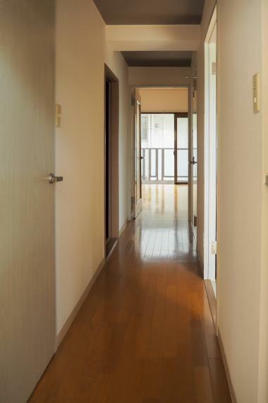 玄関 玄関から見た室内廊下。左手前:バスルーム、左奥:和室、右:洋室、奥:リビングとなっております。室内（2024年4月）撮影