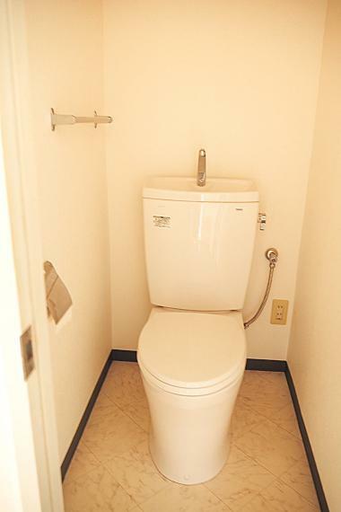 トイレ シンプルかつ清潔感のあるトイレ。室内（2024年4月）撮影