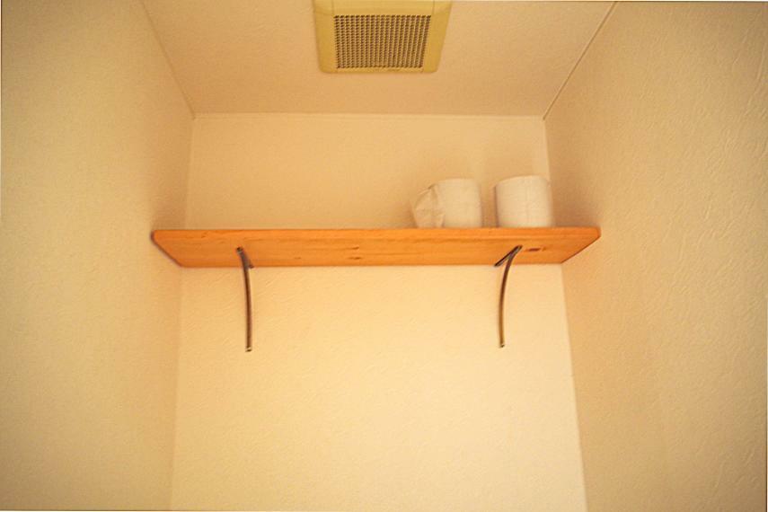 トイレ トイレ上部にはストック品を置くのに便利な棚がございます。室内（2024年4月）撮影