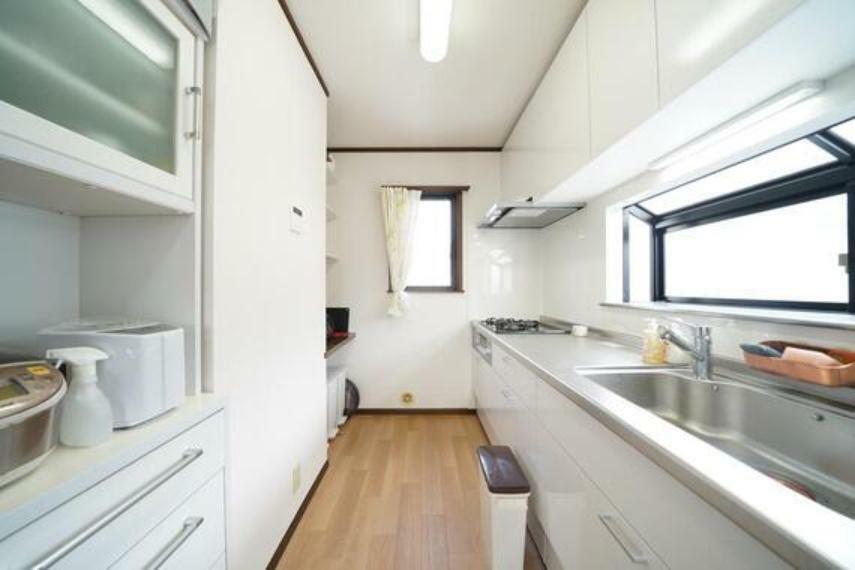 キッチン 大型冷蔵庫や食器棚を置いても余裕あるスペースがあります。