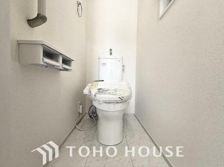 トイレ 清潔な空間であって頂けますように、目に留まるだけではなく、汚れをふき取り易いフロアと壁紙をチョイス。