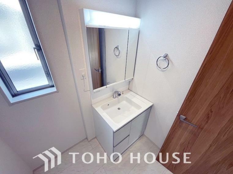 洗面化粧台 シャワー機能付きの洗面台には使いやすい横長ボウル、スマートに収まる収納と充実しています。