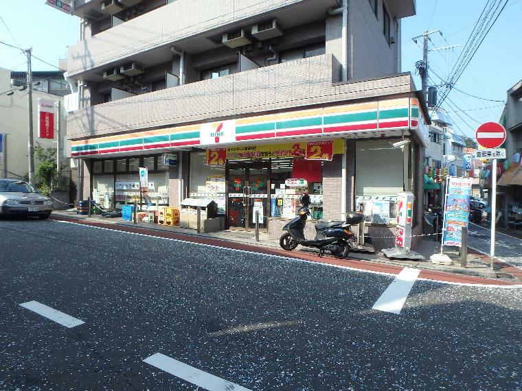 セブンイレブン横浜南太田店（24時間営業ですので、急な買い物に便利です。）