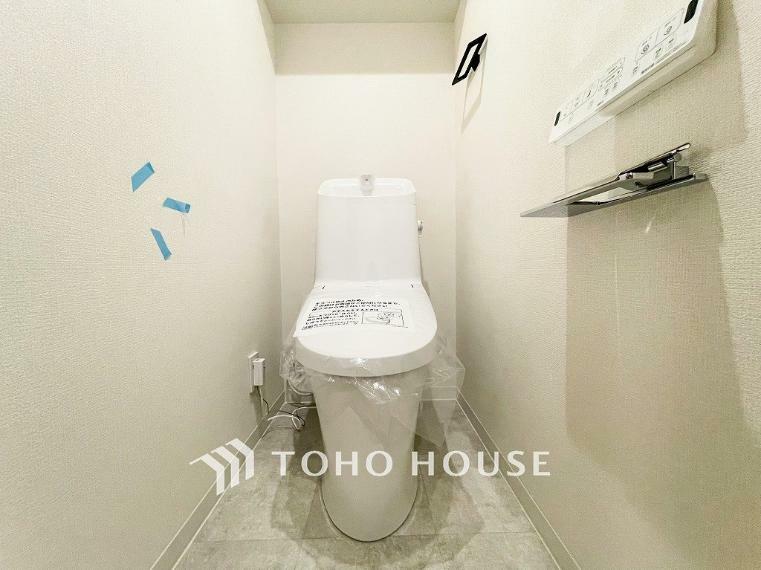 トイレ トイレはシンプルにホワイトで統一した温水洗浄付です。