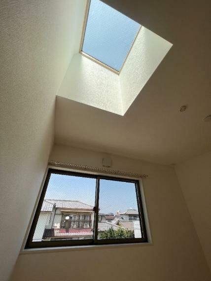 天窓が部屋を明るく開放的な空間にしてくれます。