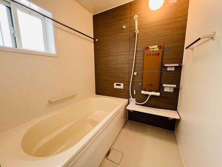 浴室 上尾市富士見1丁目H号棟 ■ラウンドバスの浴槽は様々な入浴スタイルを叶えながら節水するベンチ型形状です。