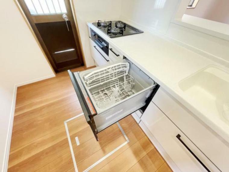 システムキッチンに食洗機付が設置されています。お料理の後片付けも楽々です。
