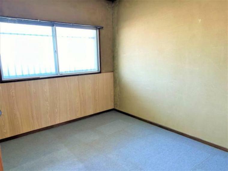 【リフォーム中】北側の洋室はカーペットからフローリングに変わります。壁は白を基調としたクロスに貼り換えるため、明るい印象のお部屋になります。